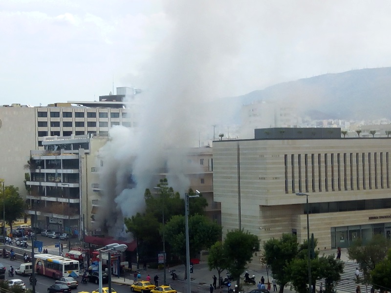 Υπό μερικο έλεγχο η πυρκαγιά σε στριπτιζάδικο στη Λεωφόρο Συγγρού (Video)