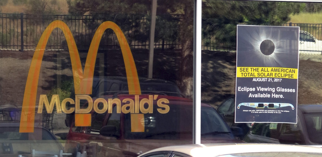 Τρία ολόκληρα λεπτά διάλειμμα θα έχουν οι εργαζόμενοι σε McDonald’s των ΗΠΑ για να δουν την έκλειψη ηλίου