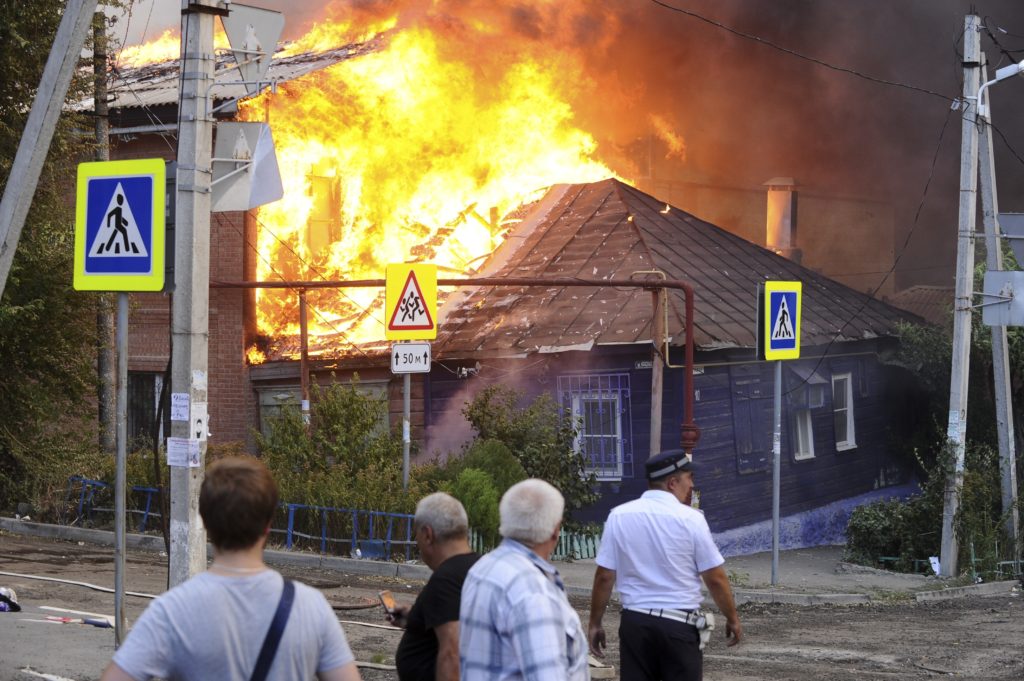 Ρωσία: Μεγάλη πυρκαγιά στο Ροστόφ – Τριάντα σπίτια στις φλόγες (Photos & Videos)