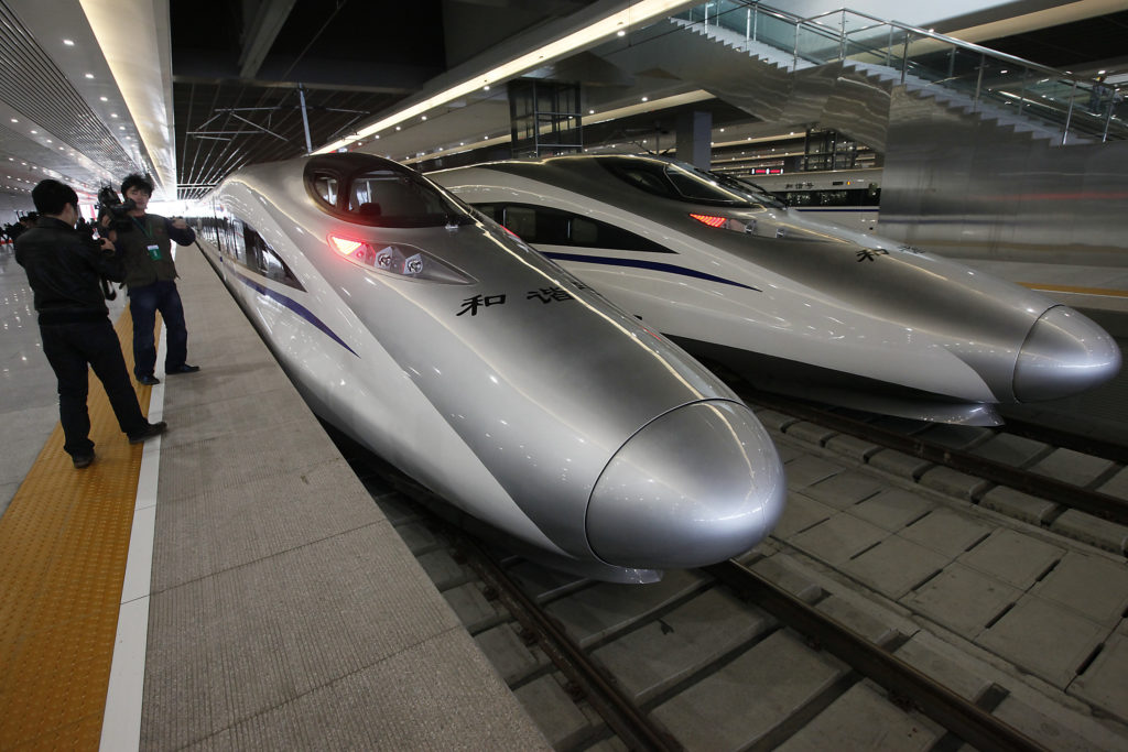 Η Κίνα σπάει ξανά τα ρεκόρ στις σιδηροδρομικές υπερταχείες – Θα τρέχουν με περισσότερα από 350 χλμ/ώρα (Video)