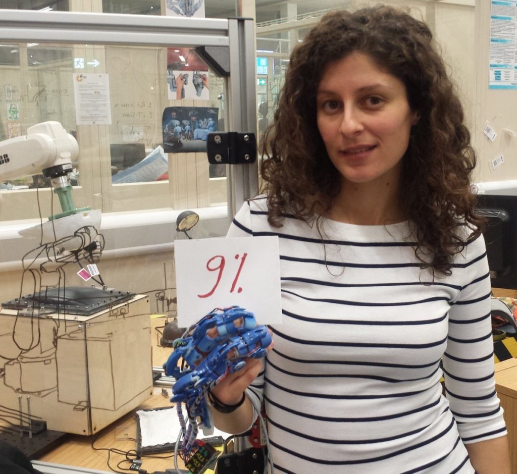 Ελληνίδα σχεδίασε ρομποτικό γάντι που αλλάζει τις χειρουργικές επεμβάσεις (Photos)