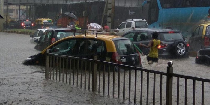 «Πνίγηκε» η Βομβάη – Έχει πέσει περισσότερο από 1,5 μέτρο βροχής (Photos)