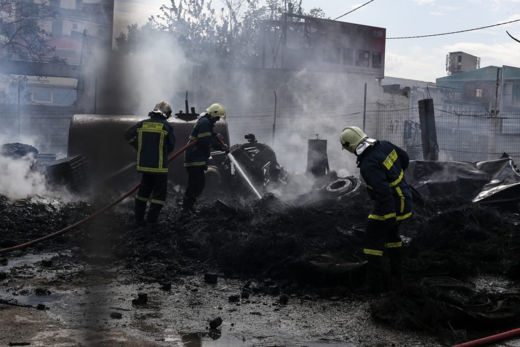 Ρέντης: Υπό πλήρη έλεγχο η πυρκαγιά σε μεταφορική εταιρεία (Photos)