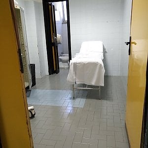 Φρίκη σε νοσοκομείο στη Νάπολη: Άφησαν πτώμα μέσα σε τουαλέτα