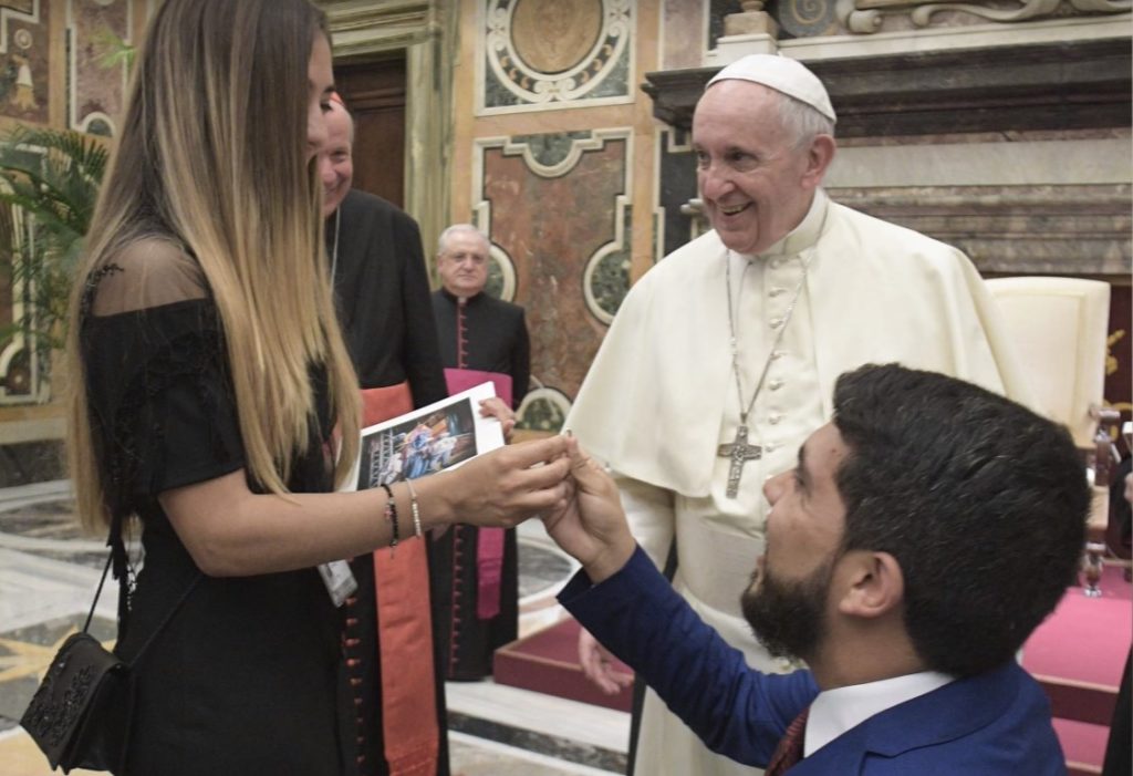 Έκανε πρόταση  γάμου στην κοπέλα του μπροστά στον Πάπα! (Video)