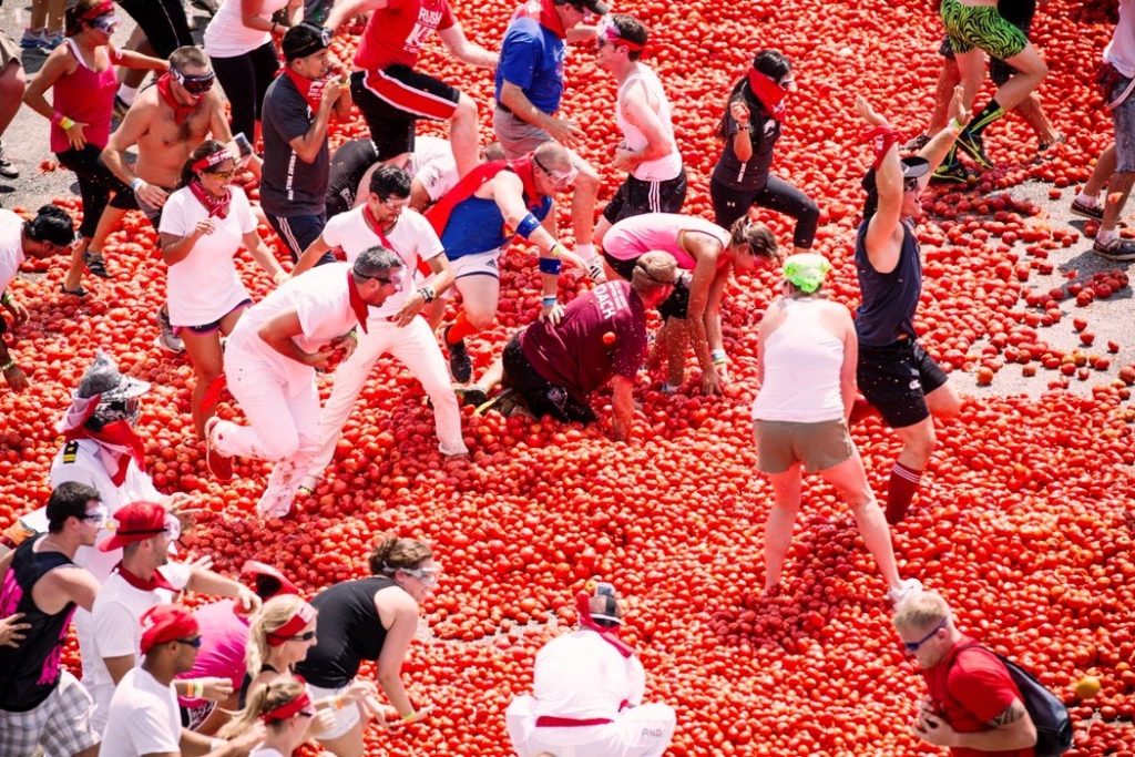 La tomatina: Ο τοματοπόλεμος που έγινε θεσμός στην Ισπανία (Video)