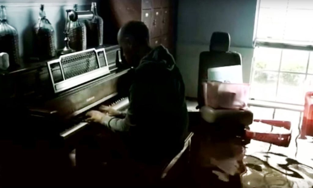 Τέξας: Παίζει πιάνο στο πλημμυρισμένο σπίτι του (Video)
