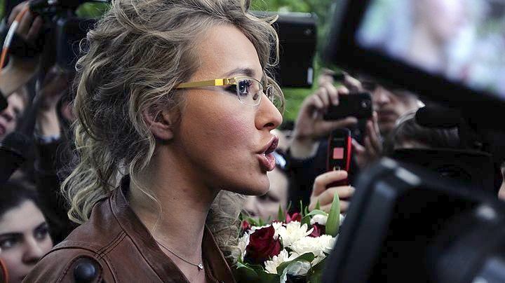 Ρωσία: Γνωστή παρουσιάστρια τα βάζει με το Κρεμλίνο