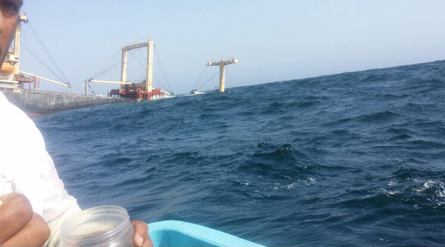 Βύθιση πλοίου ανοιχτά του Ομάν – Δείτε τη θάλασσα να «καταπίνει» το διαλυμένο σκαρί (Photos/Video)