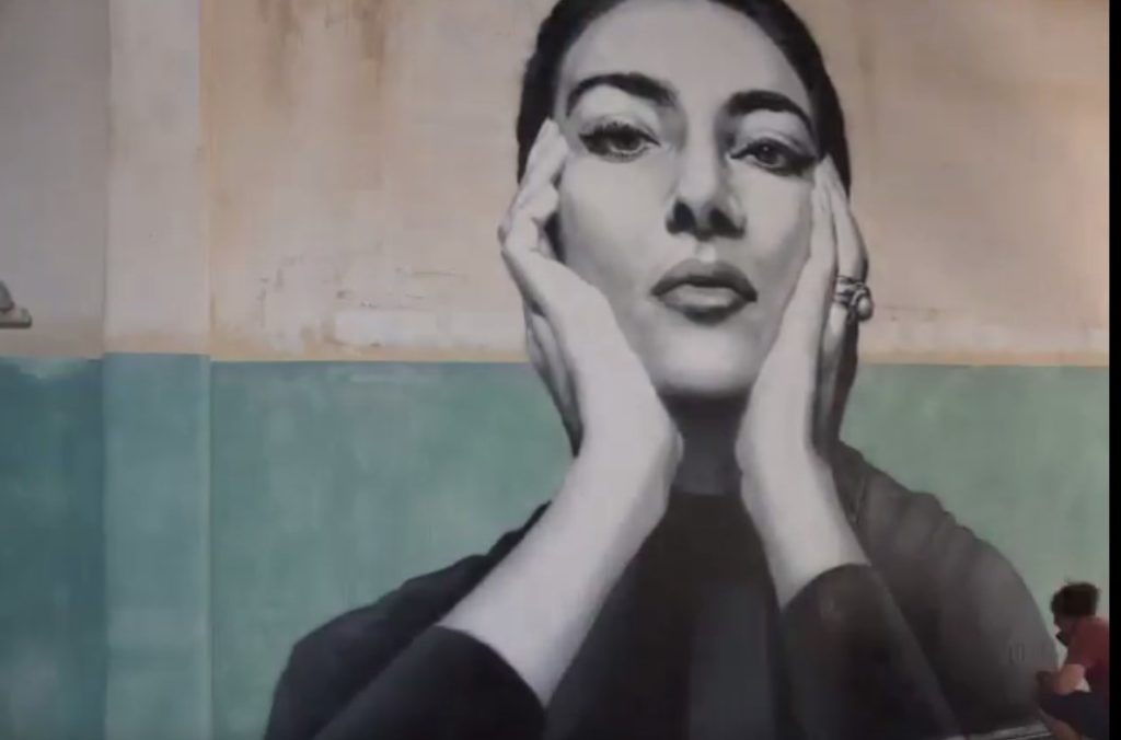 Πάτρα: Υπέροχο γκράφιτι για τη Μαρία Κάλας (video)
