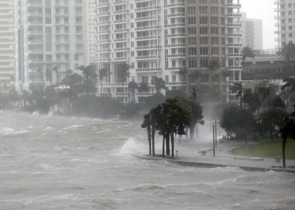Ο κυκλώνας Ίρμα εξασθενεί λίγο πριν χτυπήσει τη Φλόριντα (Photos)