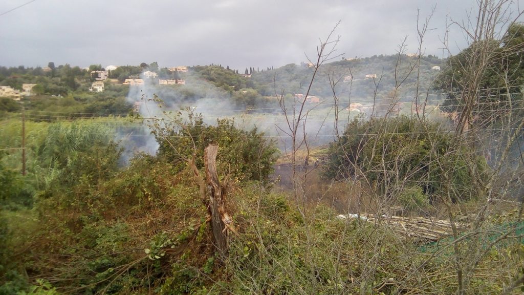 Κέρκυρα: Μεγάλη φωτιά – Πλησιάζει σπίτια στα Κανάλια-Λάκωνες και Καστανιά (Photos)