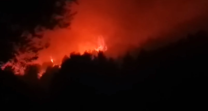 Αχαΐα: Πύρινη κόλαση – Κάηκαν σπίτια – Ολονύχτια μάχη με τις φλόγες (Video & Photos)