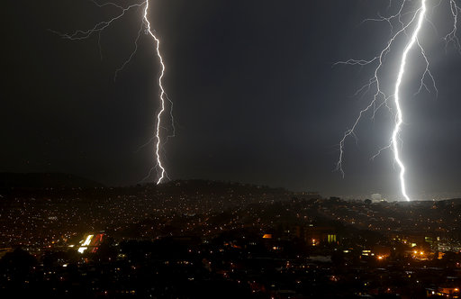 Κεραυνοί κάνουν τη νύχτα μέρα στο Σαν Φρανσίσκο