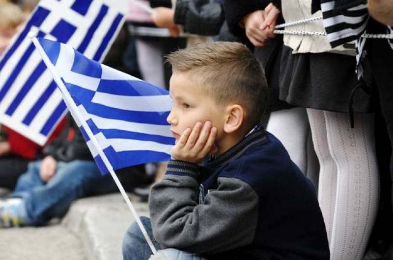 Βουλή: Η Ελλάδα «γερνάει» – «Ωρολογιακή βόμβα» το δημογραφικό