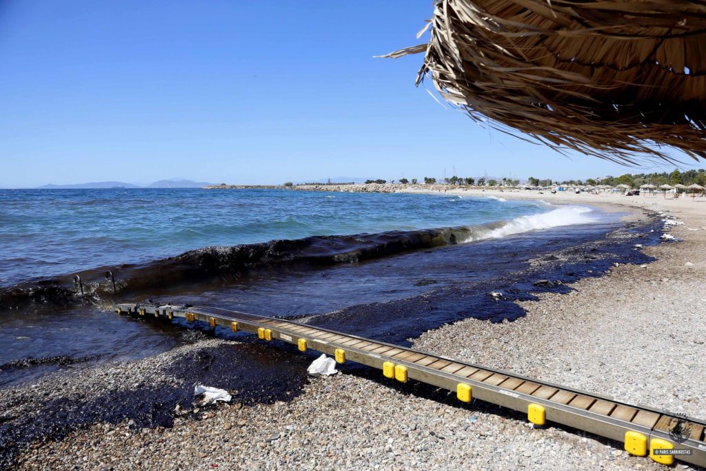 Πετρελαιοκηλίδα: Με μηνύσεις απαντούν οι δήμαρχοι Πειραιά και Γλυφάδας