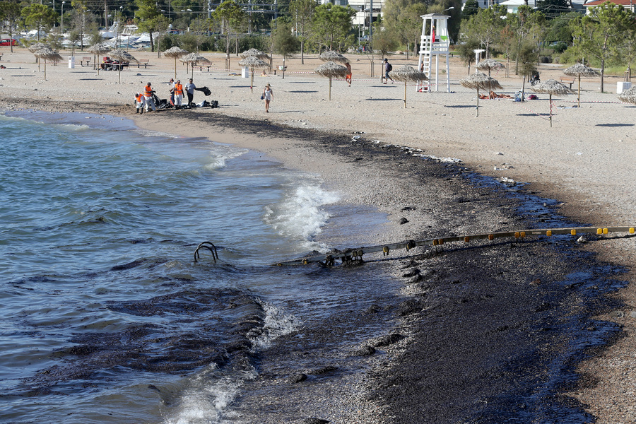 Παρατείνεται η απαγόρευση κολύμβησης στον Σαρωνικό – «Μπλόκο» στις παραλίες από Σαλαμίνα μέχρι Γλυφάδα