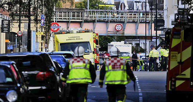 Εκκενώνει σπίτια η βρετανική αστυνομία