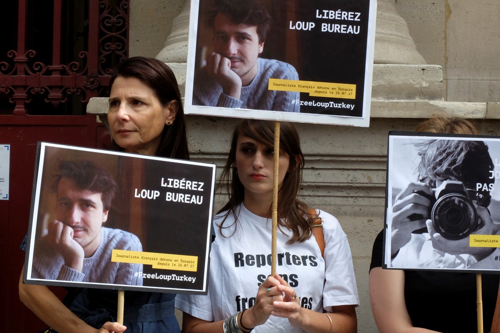 Γαλλία: Επέστρεψε στο Παρίσι ο δημοσιογράφος Λου Μπιρό
