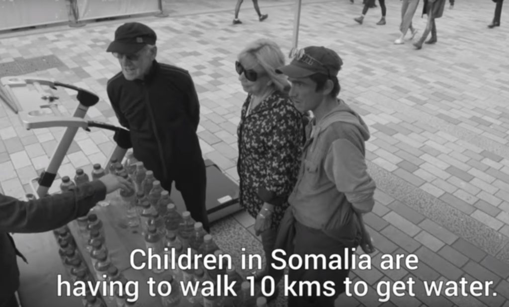 Εσείς πόσο θα περπατούσατε για να πιείτε ένα μπουκάλι νερό – Ένα απίστευτο κοινωνικό πείραμα (Video)