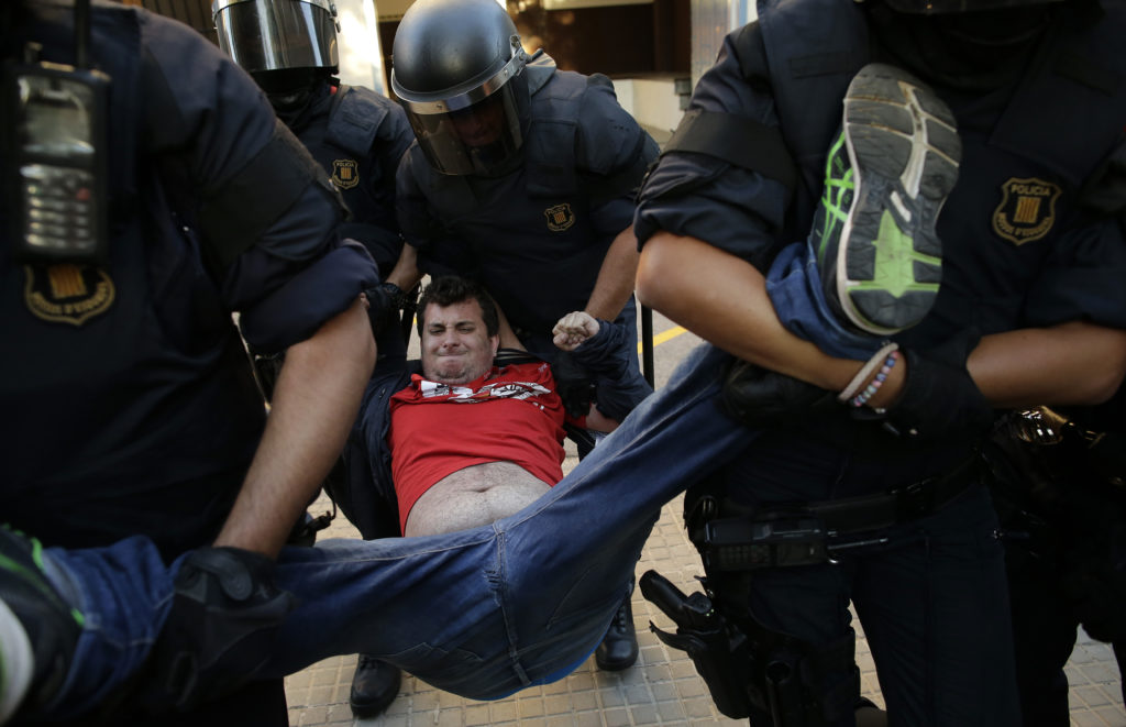 «Καζάνι που βράζει» η Καταλονία – Διαδηλώσεις, συλλήψεις και κατασχέσεις ψηφοδελτίων (Photos + Video)