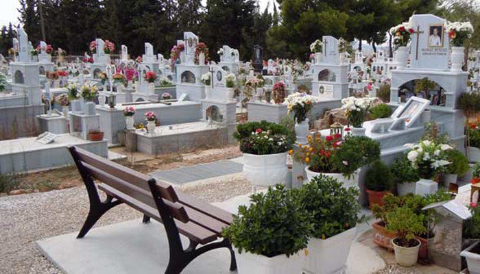 Κρήτη: Απίστευτο! Κλέβουν τα χάλκινα μέρη από τάφους για να τα πουλήσουν σε χυτήρια (Photos)