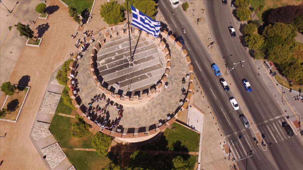 Το σύμβολο της ειρήνης στον Λευκό Πύργο από πρόσφυγες και επισκέπτες (Photos)