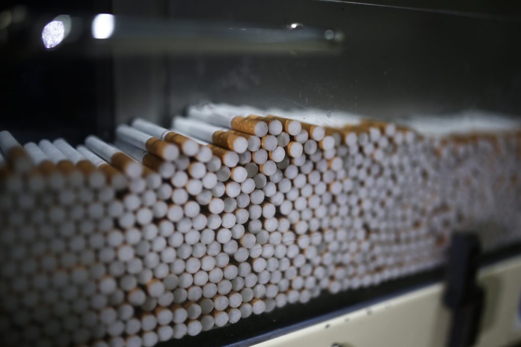 Πάτρα: Είχαν στοιβάξει 28.000 κούτες λαθραία τσιγάρα ανάμεσα σε παλέτες με γιαούρτια! (Photos)