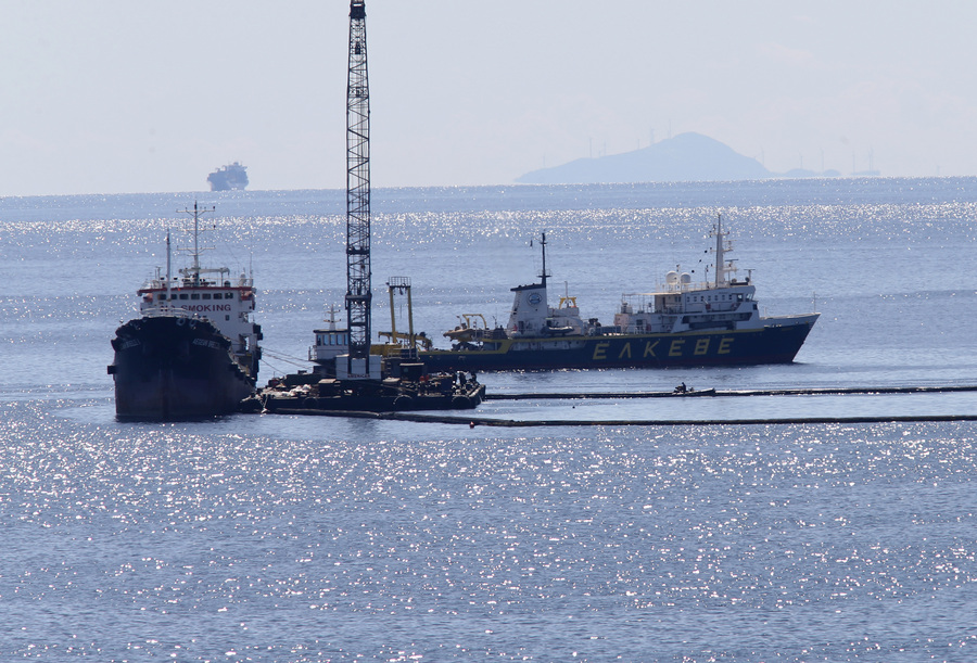 Πετρελαιοκηλίδα: Αρχίζει η απάντληση από το «Aegean Breeze I»