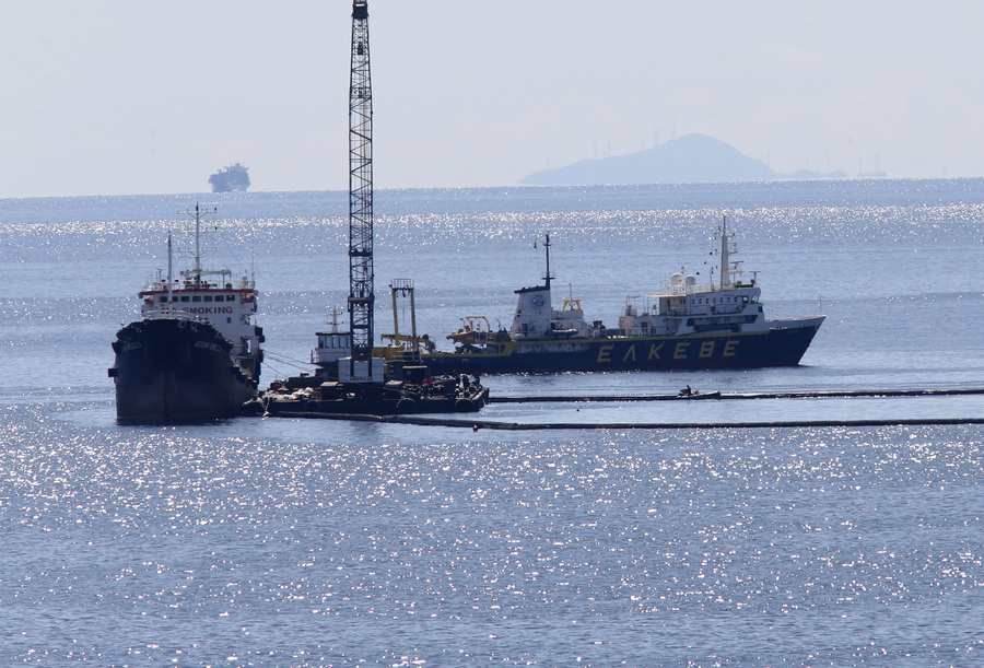Απομακρύνονται τα πλοία-βόμβες από Πειραιά και Ελευσίνα