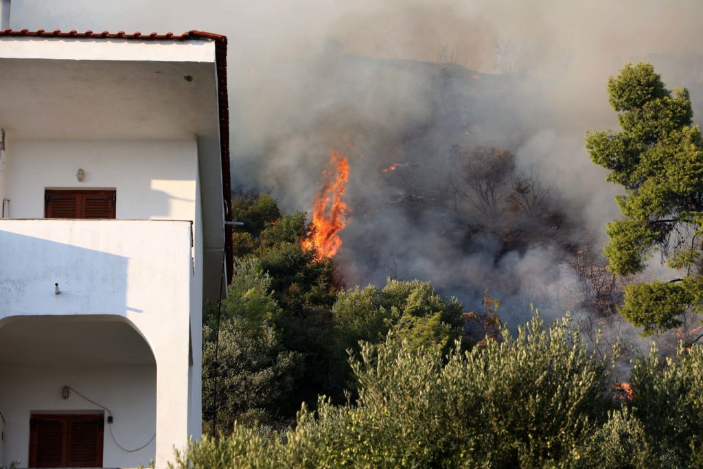 Υπό μερικό έλεγχο η φωτιά στην Κασσάνδρα Χαλκιδικής