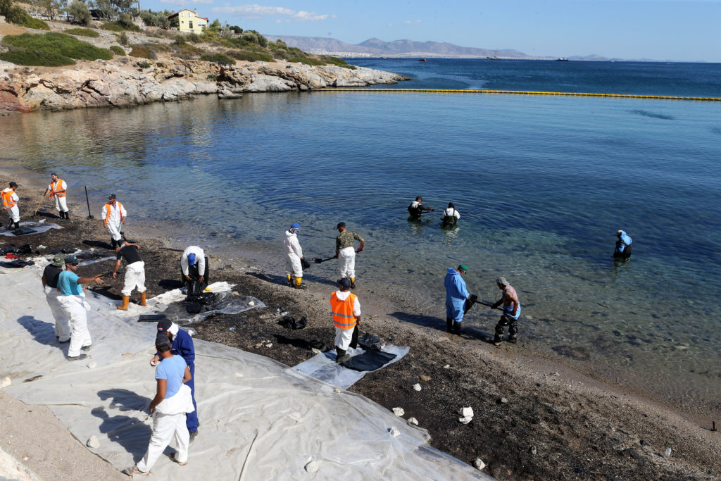 Επιστήμονες ΕΚΠΑ: Έχουμε βακτήρια για να διαλύσουμε τη ρύπανση του Σαρωνικού