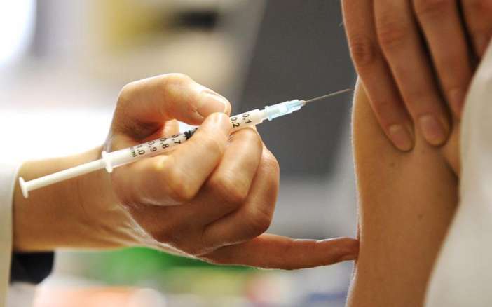 Όσοι τάσσονται κατά των εμβολιασμών «ας κάνουν μια βόλτα στα νεκροταφεία» λέει ο Ευρωπαίος Επίτροπος Υγείας