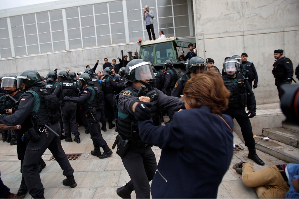 Καταλονία: Η αστυνομία εισέβαλε βίαια στο εκλογικό κέντρο όπου θα ψήφιζε ο Πουτζεμόντ