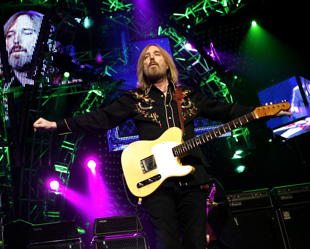 Επιβεβαιώθηκε ο θάνατος του ρόκερ Tom Petty (Photos + Video)