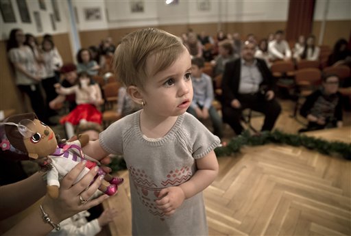 Σεβασμός: Εργένης υιοθετεί κοριτσάκι με σύνδρομο Down που απέρριψαν 7 οικογένειες