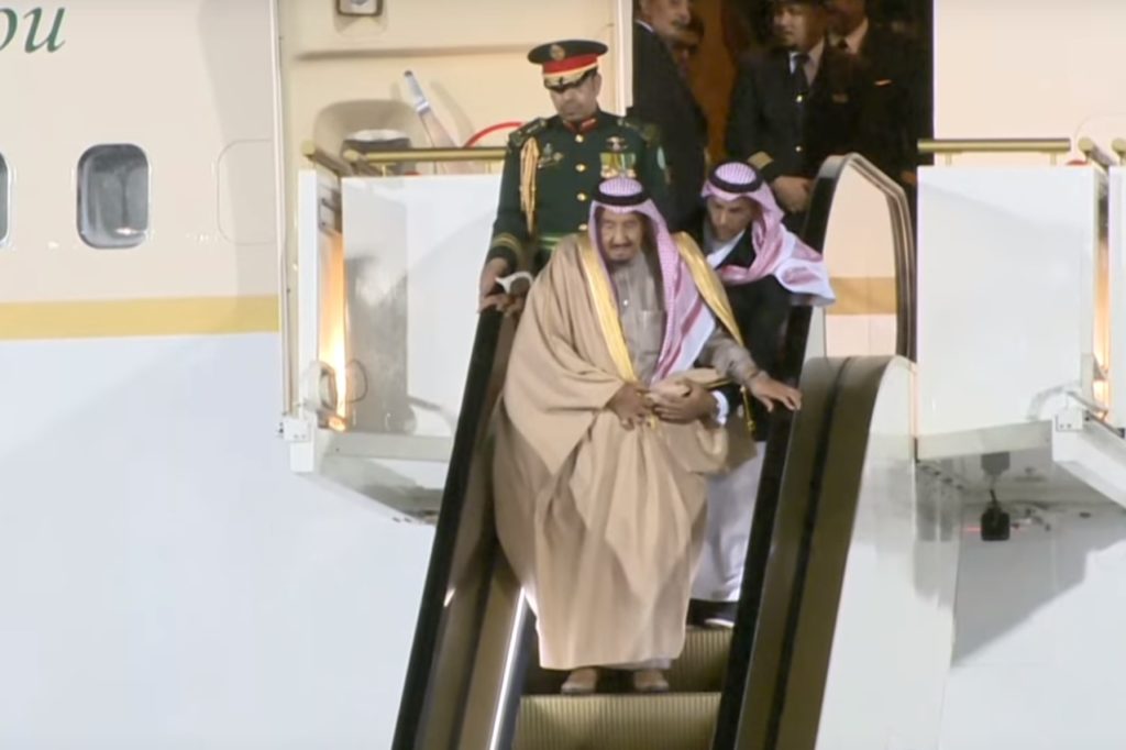 Η στιγμή που σταμάτησε η κυλιόμενη σκάλα του Σαουδάραβα βασιλιά και όλοι κράτησαν την ανάσα τους (Video)