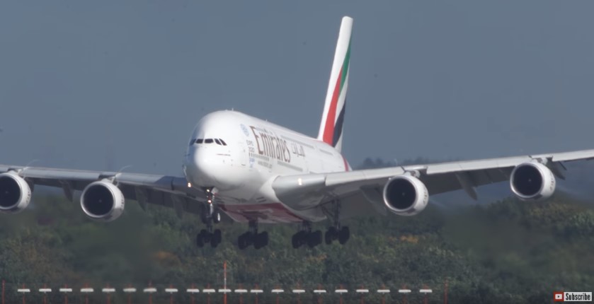 Ο γίγαντας των αιθέρων A380 κουνιέται σαν καρυδότσουφλο από τους ανέμους που μαστιγώνουν το Ντίσελντορφ (Video)