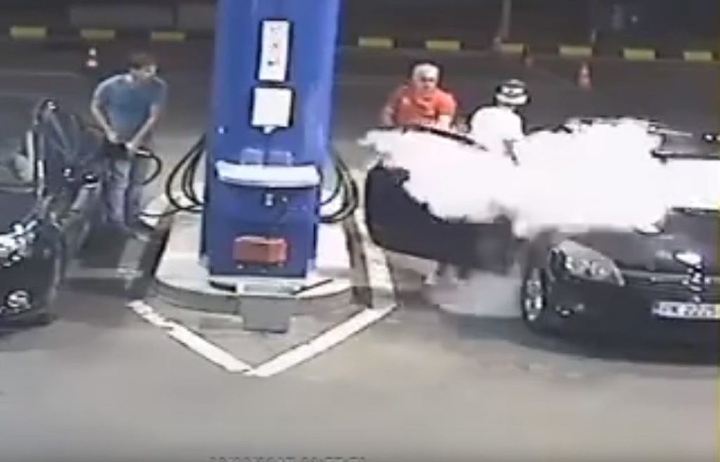 Βενζινοπώλης έσβησε τσιγάρο πελάτη με πυροσβεστήρα (video)