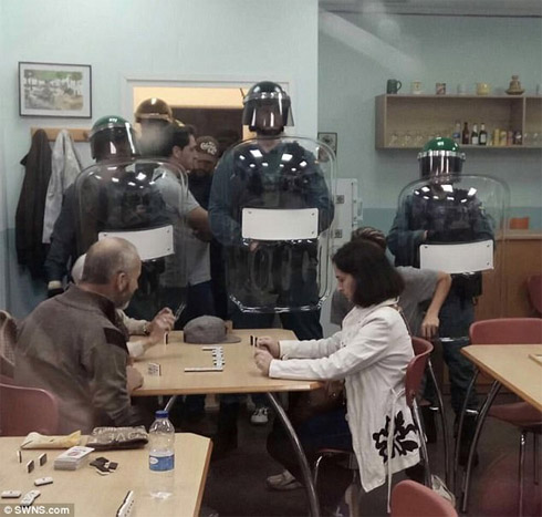 Kαταλονία: Οι αστυνομικοί έχασαν την… κάλπη, βλέποντας ηλικιωμένους να παίζουν ντόμινο