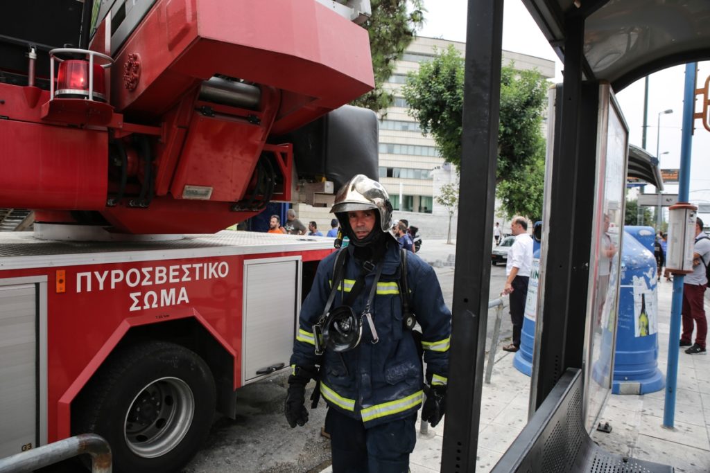 Γλυφάδα: Υπό μερικό έλεγχο η φωτιά στο parking της εφορίας – Κάηκαν αυτοκίνητα