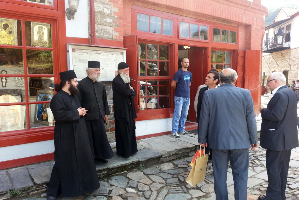 Η «ιερά αντιπολίτευση» και το ταξίδι Τσίπρα στο Άγιο Όρος