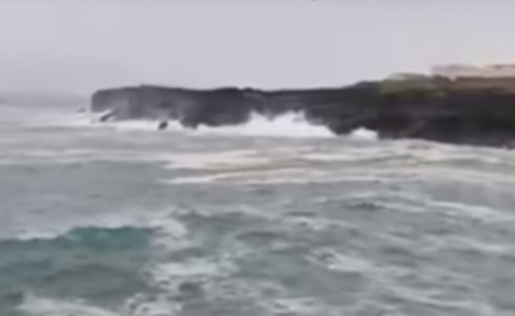 Ο κυκλώνας Οφηλία σαρώνει με 165χλμ/ώρα τις ευρωπαϊκές ακτές (Video+χάρτες)