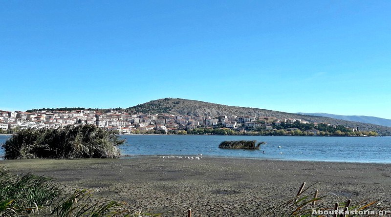 Καστοριά: Στεγνώνει η λίμνη – Συκλονιστικές φωτογραφίες