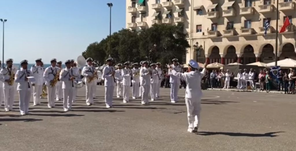 Τους τρέλανε όλους η μπάντα του Πολεμικού Ναυτικού – Ακούστε ποιο τραγούδι έπαιξε (Video)