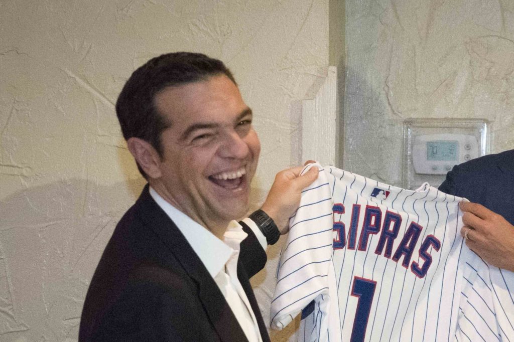 Δείτε τη φανέλα των Chicago Cubs δώρο στον Τσίπρα (Photos)