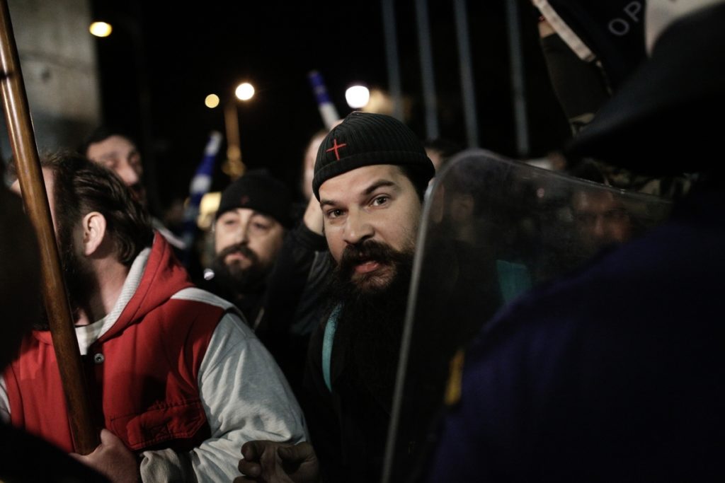 Γραφικότητες στην Θεσσαλονίκη: Οι… “Ιερολοχίτες” προσπαθούν να εμποδίσουν παράσταση (Photos, Video)