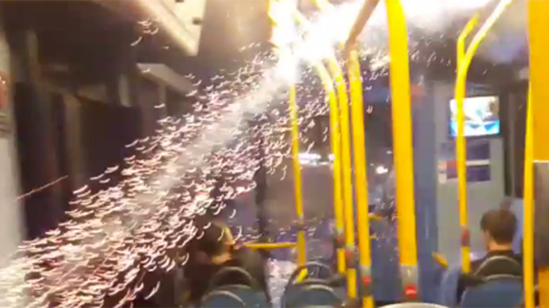 Έριξαν πυροτέχνημα μέσα σε λεωφορείο – Εξερράγη ανάμεσα στους επιβάτες! (Video)