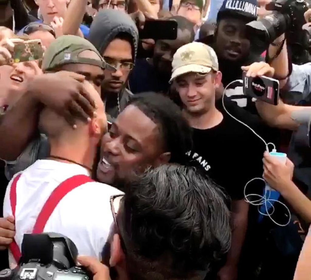 Αφροαμερικανός αγκαλιάζει νεοναζί – «Γιατί με μισείς;» (Video + Photos)