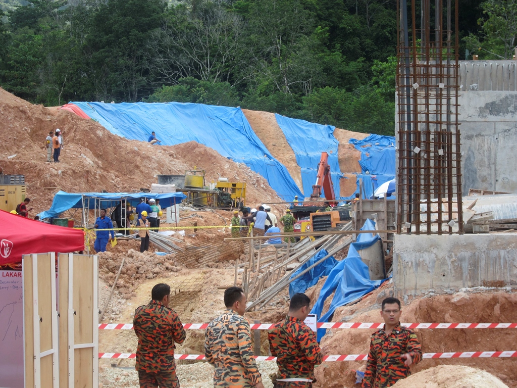 Μαλαισία: Νεκροί και αγνοούμενοι από κατολίσθηση σε εργοτάξιο